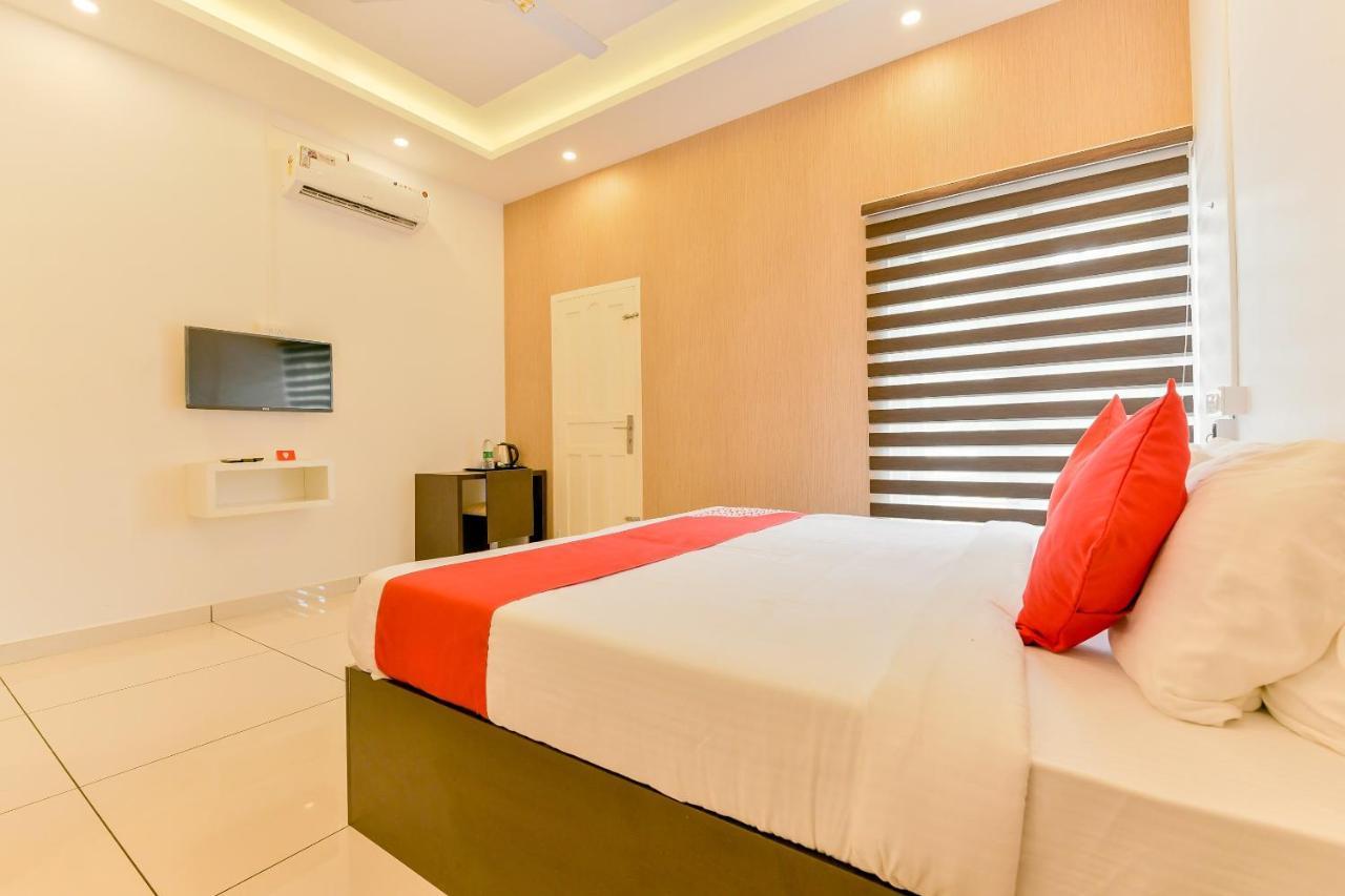 Vaccinated Staff - Oyo 15973 F Square Hotel Kochi Екстериор снимка