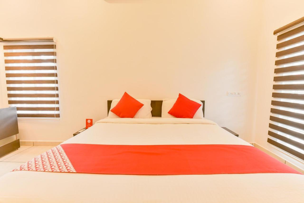 Vaccinated Staff - Oyo 15973 F Square Hotel Kochi Екстериор снимка