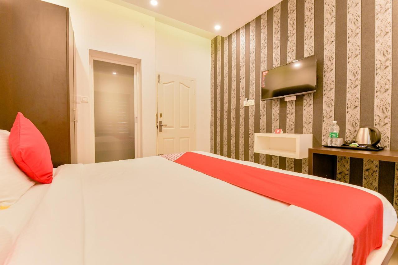Vaccinated Staff - Oyo 15973 F Square Hotel Kochi Екстериор снимка