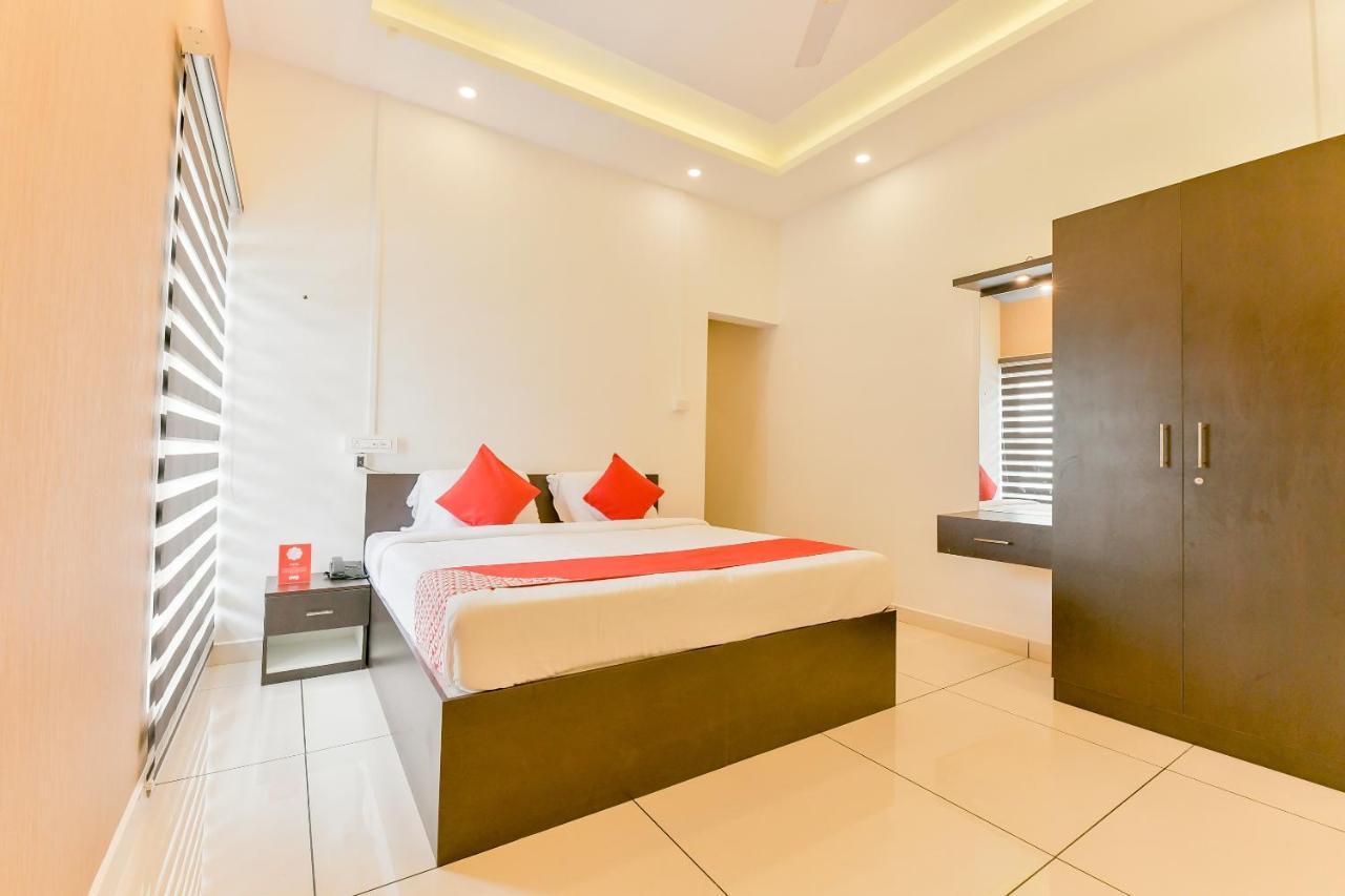 Vaccinated Staff - Oyo 15973 F Square Hotel Kochi Екстериор снимка