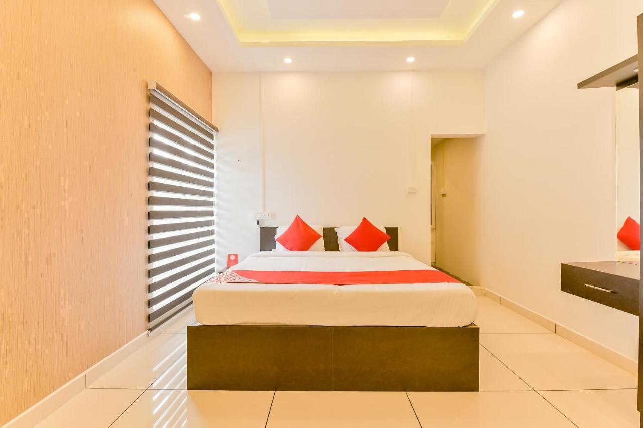 Vaccinated Staff - Oyo 15973 F Square Hotel Kochi Екстериор снимка